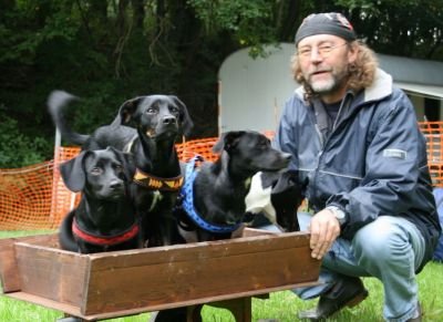 Herby mit Hund auf dem Hundeplatz